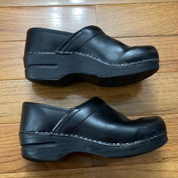 Women’s Dansko Nursing Clogs - Good Condition - Size 36 - Picture 5 of 7